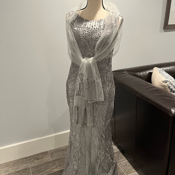 Cameron Blake V-Back Gown 119644- Gorgeous!! - Picture 3 of 8